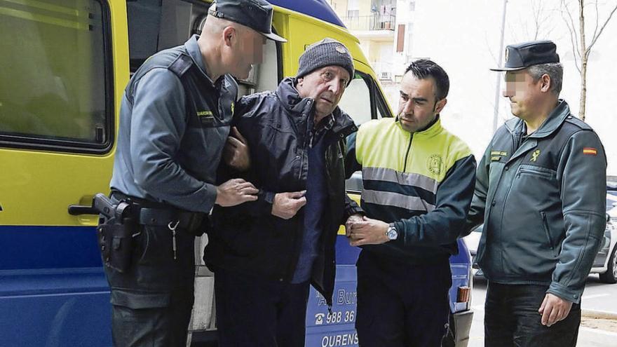 Aniceto Rodríguez fue trasladado en ambulancia, bajo custodia de la Guardia Civil. Lo ayudaron a subir y bajar del vehículo. // Brais Lorenzo