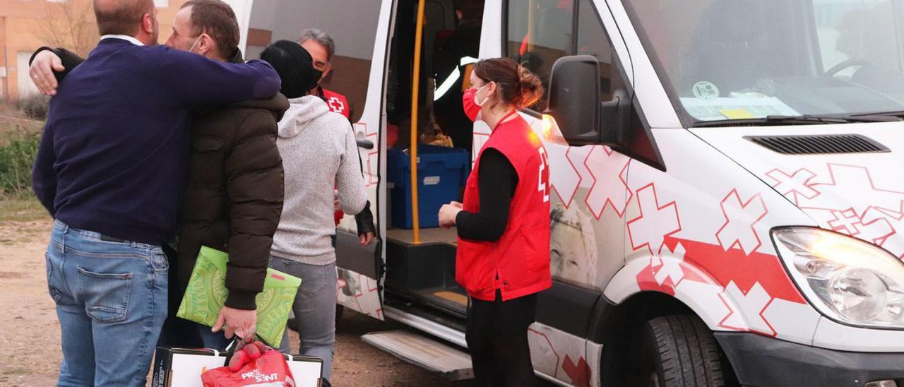 Voluntarios de Cruz Roja atienden a varios refugiados a su llegada a Zamora. | Cedida