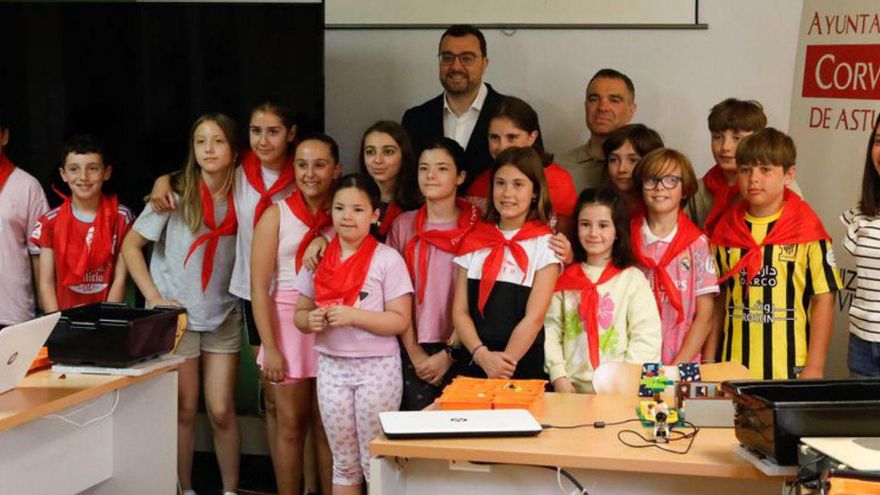 Barbón e Iván Fernández, con los participantes en el curso de robótica. | MARA VILLAMUZA