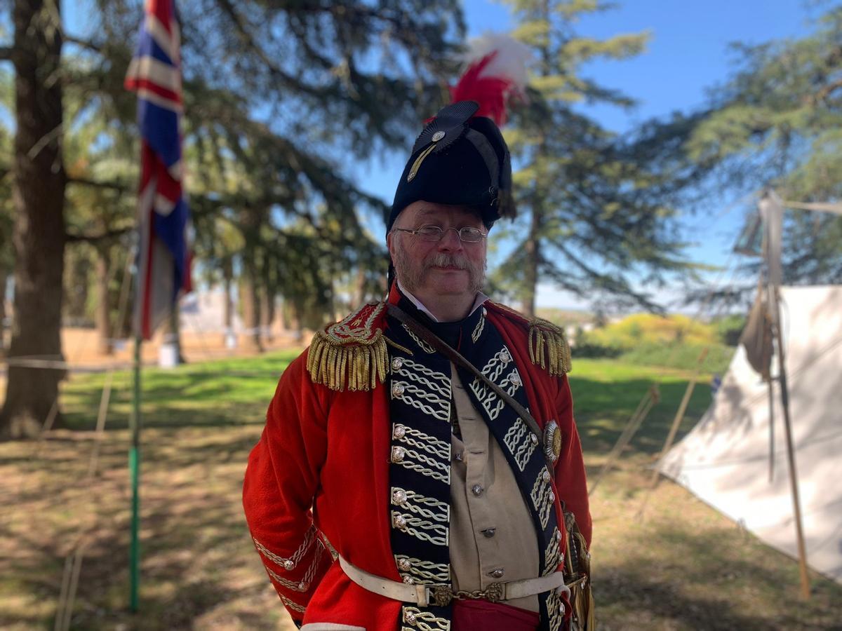 Chris Robinson, el general Picton, en el campamento.