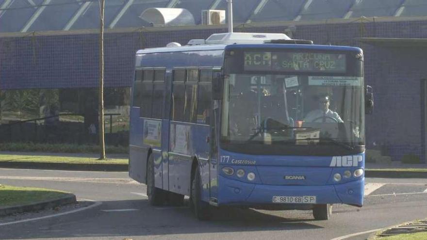 Un autobús interurbano circula por A Coruña. víctor echave