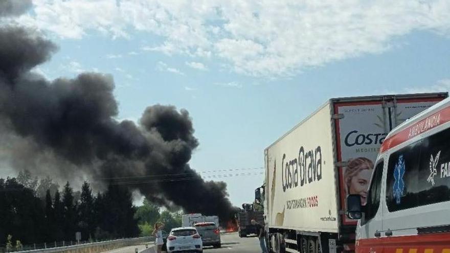 L'incendi d'un camió a la C-66 a Banyoles provoca retencions de dos quilòmetres