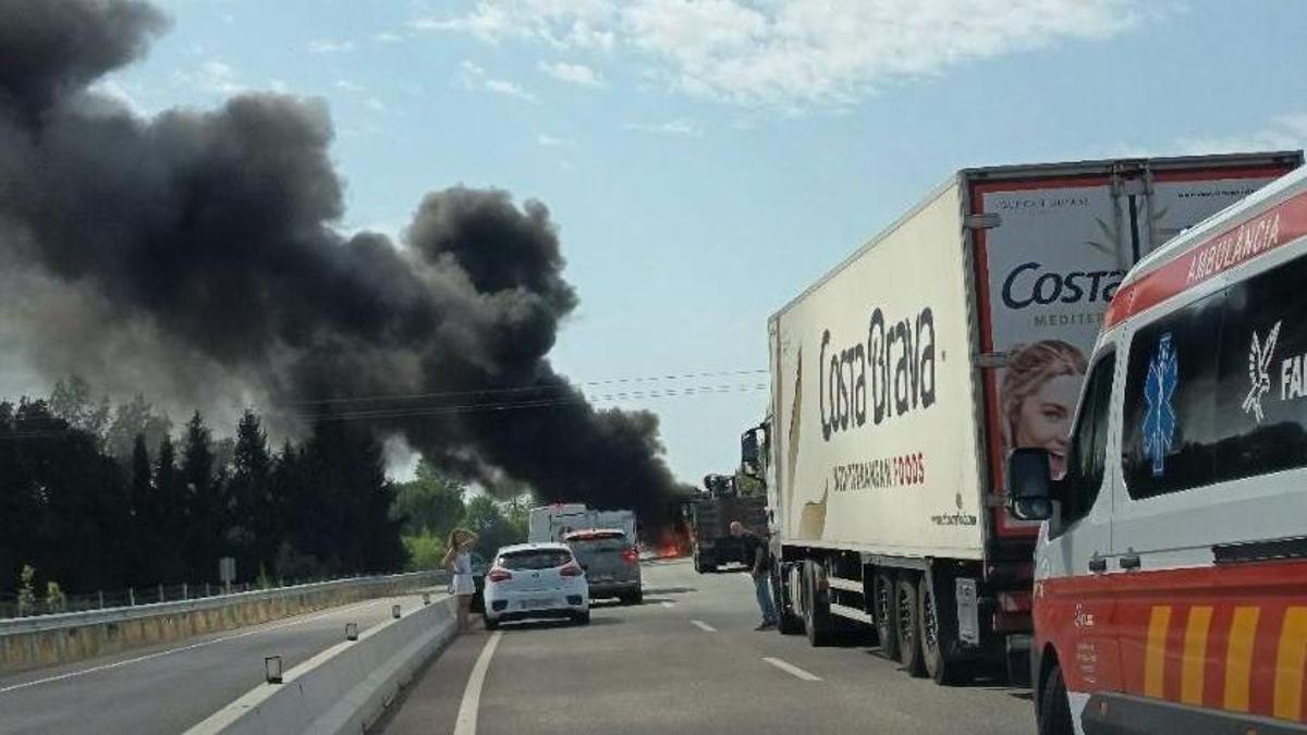 Camió en flames a la C-66 direcció Serinyà