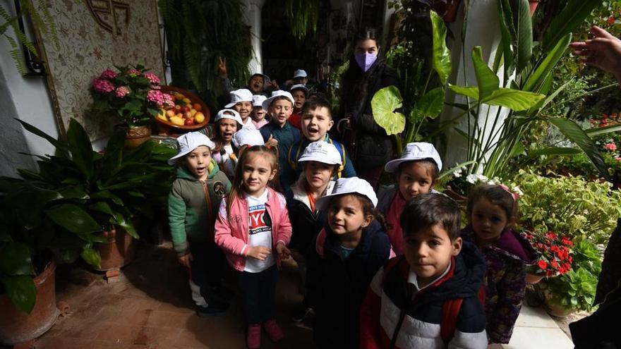 Un grupo de escolares, en la primera visita del programa educativo del Ayuntamiento sobre patios de este año.