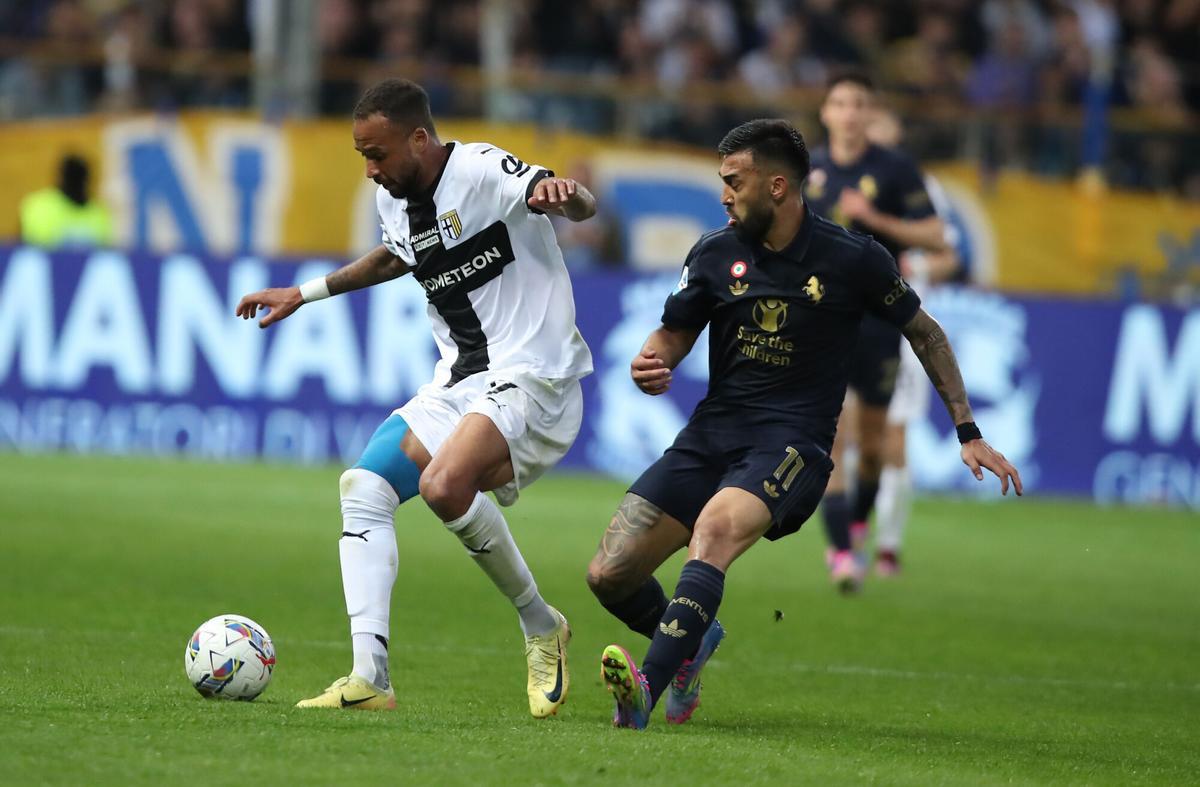 Hernani y Nicolas Gonzalez en el partido entre Parma y Juventus
