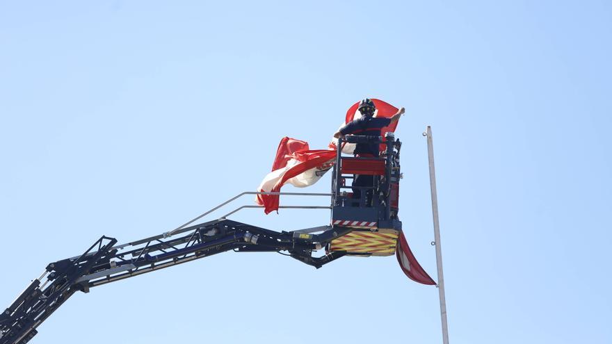 Los bomberos sustituyen la bandera de Gijón de la Escalerona de San Lorenzo por una nueva