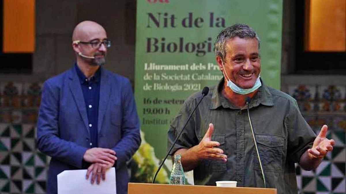 El director de la Càtedra, Josep Lloret, ha recollit el premi de mans de Salvador Macip | IEC