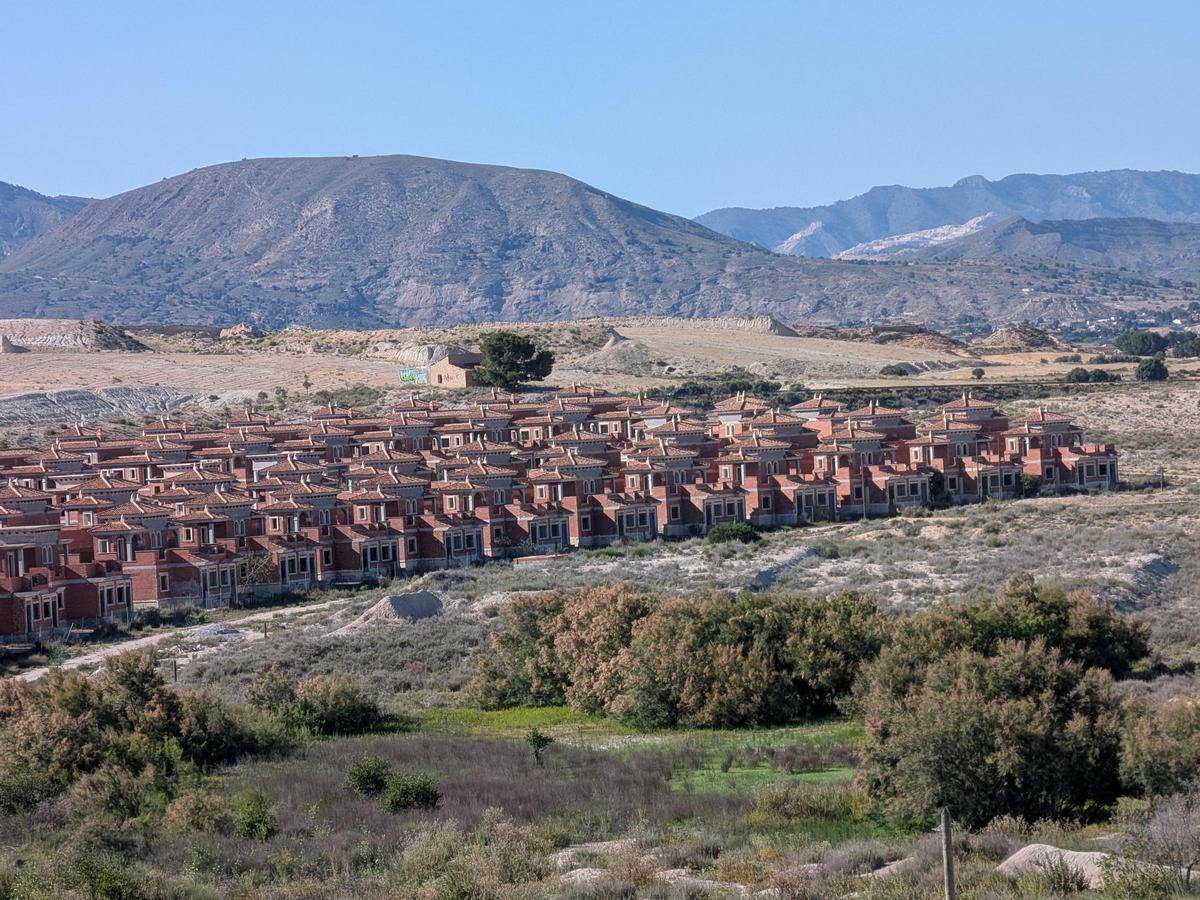Estado de las viviendas que se levantaron en Fortuna Hill en la urbanización Las Lamparillas