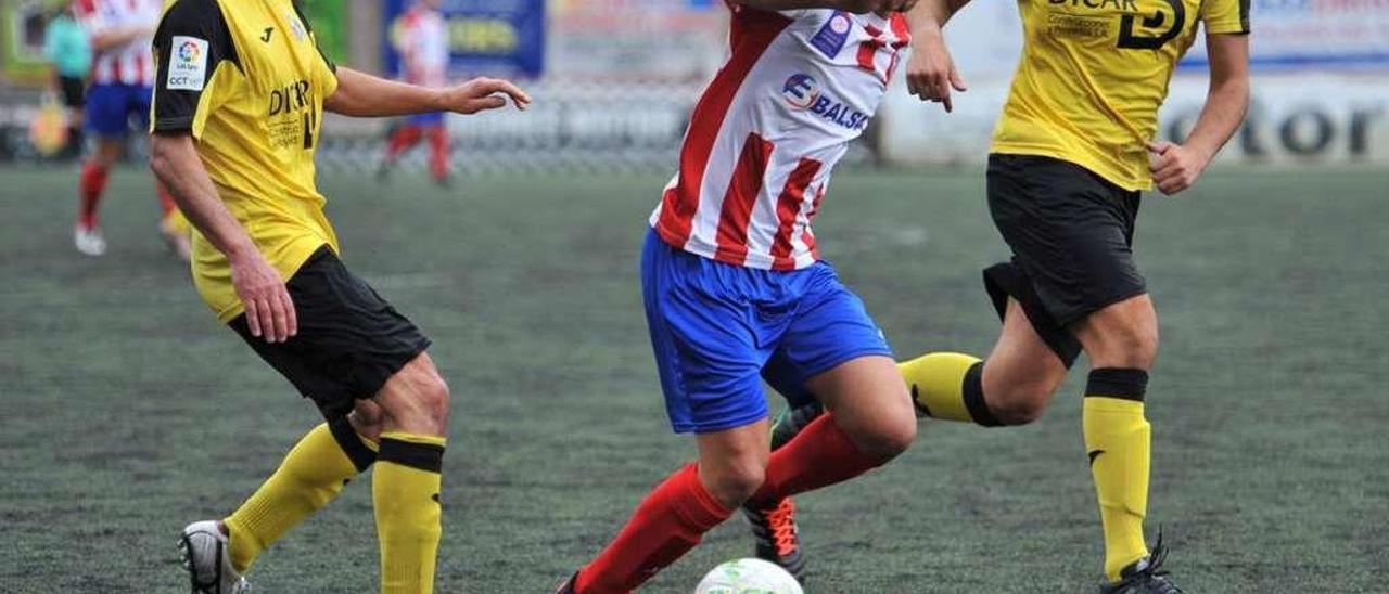 Meana controla el balón en el choque ante el Llanera.