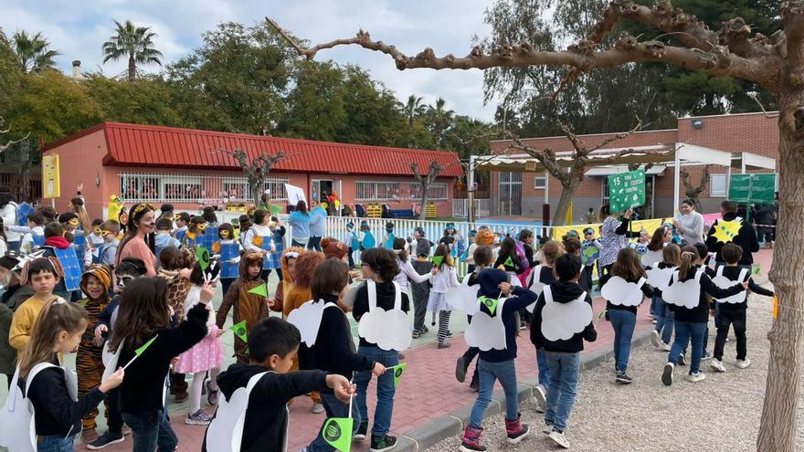 Los alumnos del CEIP Nuestra Señora de la Arrixaca, con disfraces basados en los ODS. | L.O.