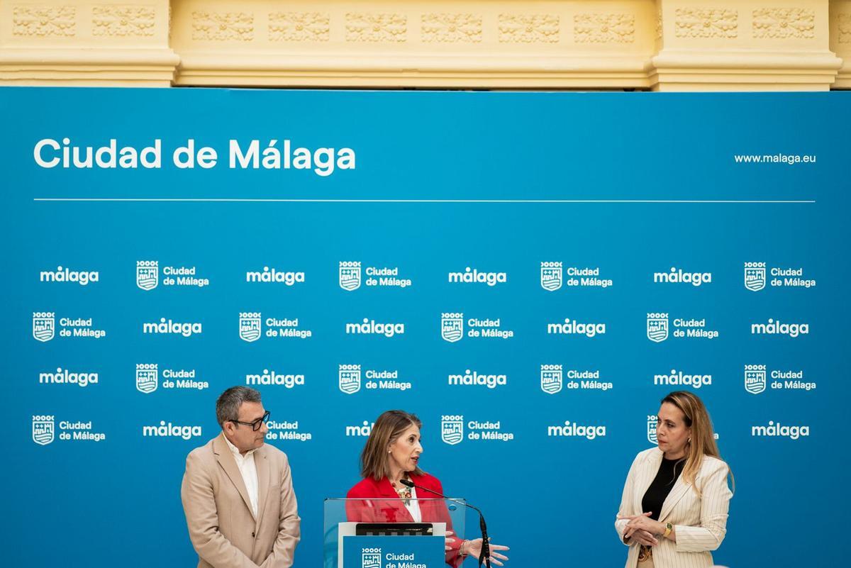La concejala María Paz Flores, junto a Sergio Calvo y Vanessa Jiménez.
