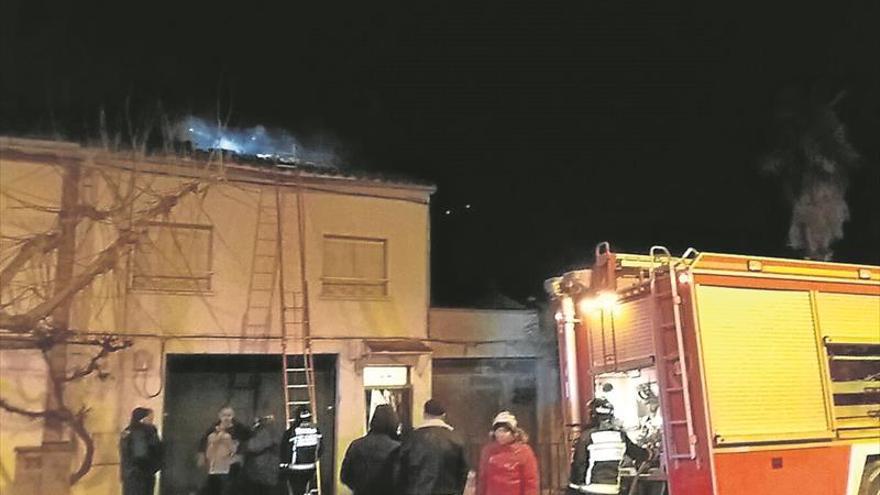 Una familia desalojada tras un incendio que causa graves daños