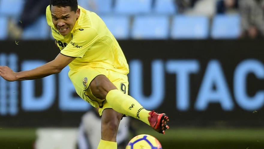 Bacca chutando a gol con el Villarreal