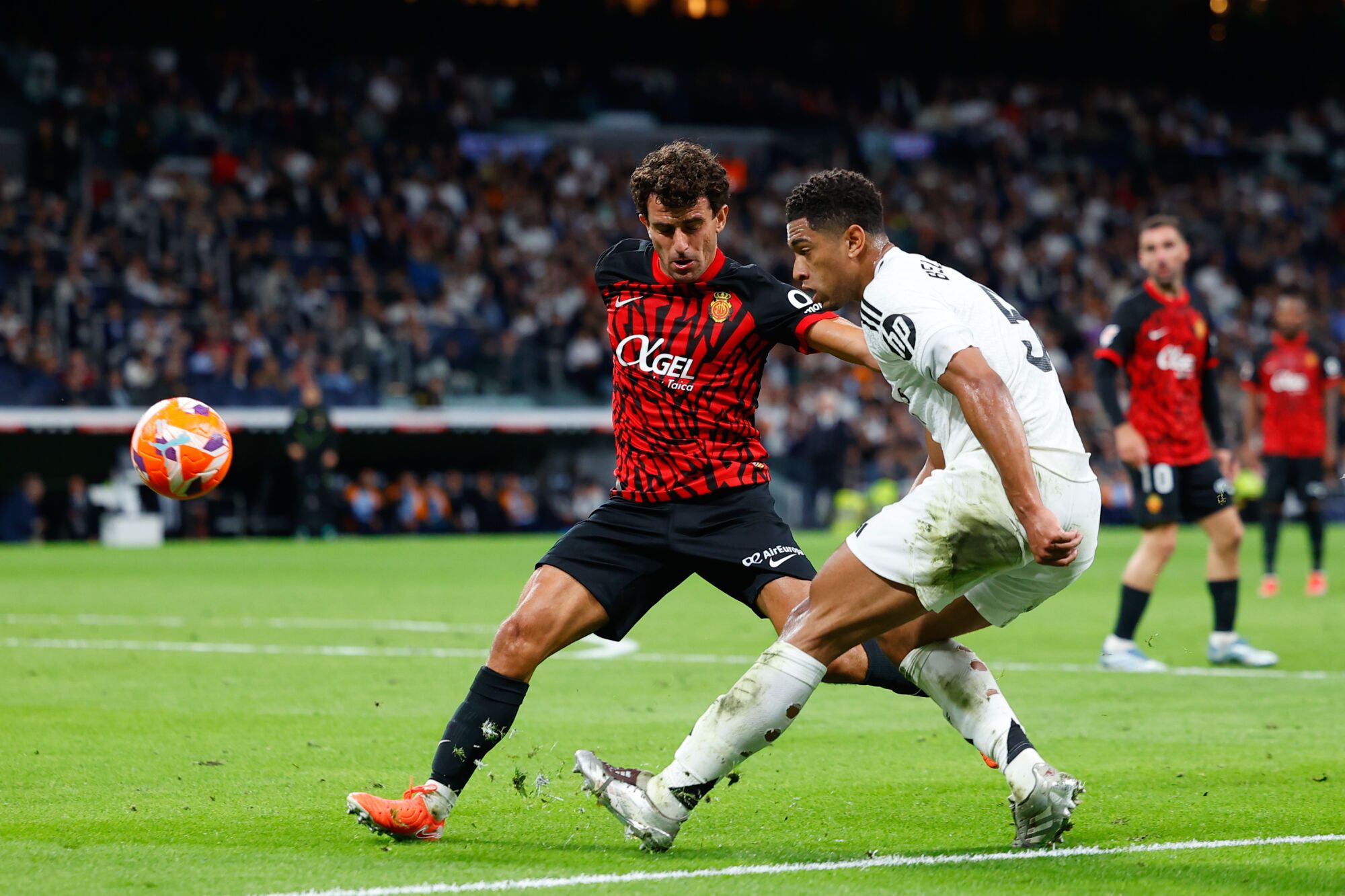 Jude Bellingham of Real Madrid and Mateu Morey of RCD Mallorca in action during the Spanish League, LaLiga EA Sports, football match played between Real Madrid and RCD Mallorca at Santiago Bernabeu stadium on May 14, 2025, in Madrid, Spain. AFP7 14/05/2025 ONLY FOR USE IN SPAIN. Dennis Agyeman / AFP7 / Europa Press;2025;SPAIN;SPORT;ZSPORT;SOCCER;ZSOCCER;Real Madrid v RCD Mallorca - LaLiga EA Sports;