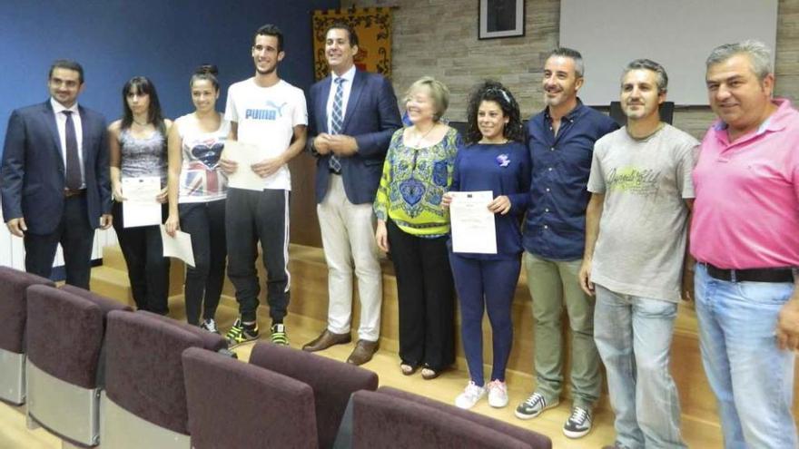 Castro y la alcaldesa de Villaralbo, quinto y sexta por la izquierda, con alumnos y responsables del programa.