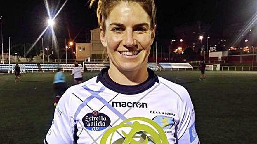 Paula Medín, con el trofeo como mejor jugadora de la jornada de la temporada pasada.