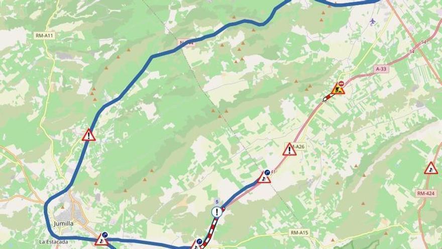Cortan al tráfico la A-33 en ambos sentidos a la altura de Jumilla