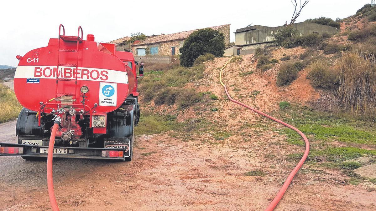 Un camión de los bomberos de la DPT suministra agua a Libros, uno de los pueblos con problema estructural de sequía en la provincia de Teruel.