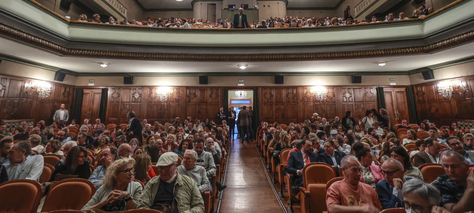 Público asistente al estreno de «Frente al silencio», ayer en el teatro Filarmónica, con Adrián Barbón y Alfredo Canteli sentados juntos en la tercera fila a la derecha. | Irma Collín