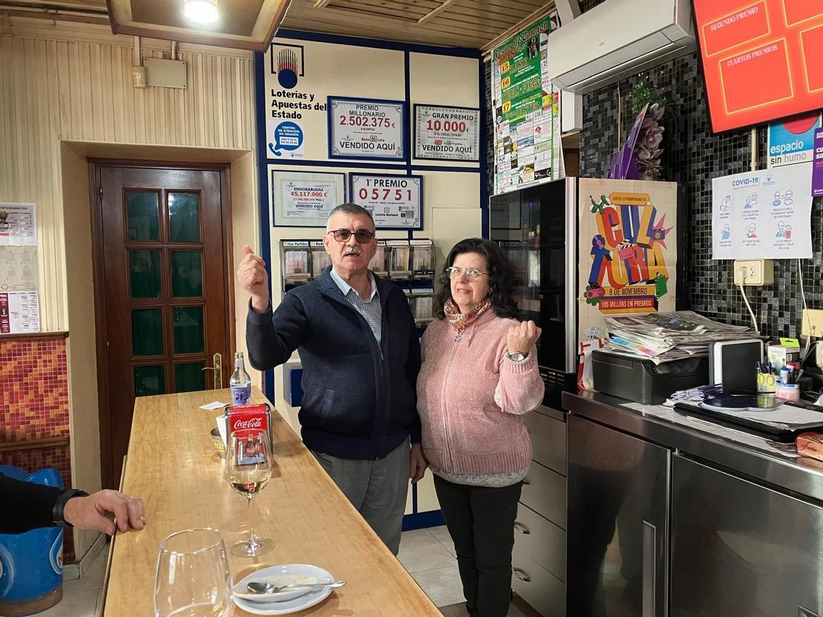 Lía Ferreiro y Manuel Domínguez, propietarios del bar Quiniela de Zas, donde se vendió parte del primer premio del Sorteo Extraordinario de El Niño