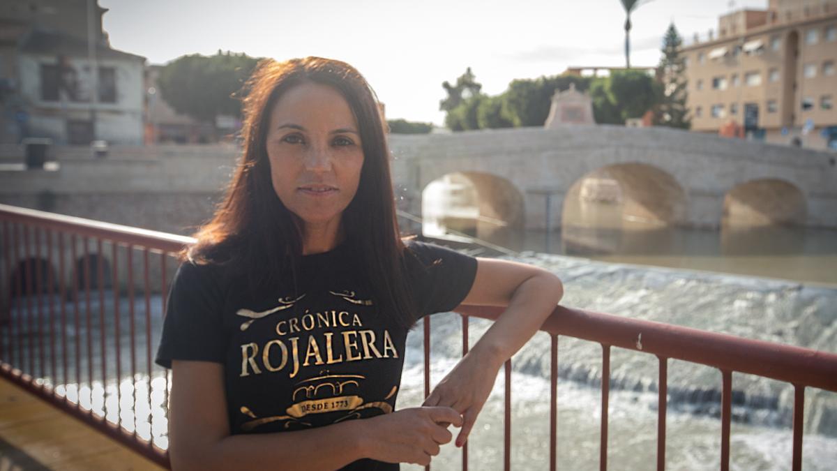 Isabel Berná Vidal junto al malecón del río Segura y el puente de Carlos III en el centro de Rojales