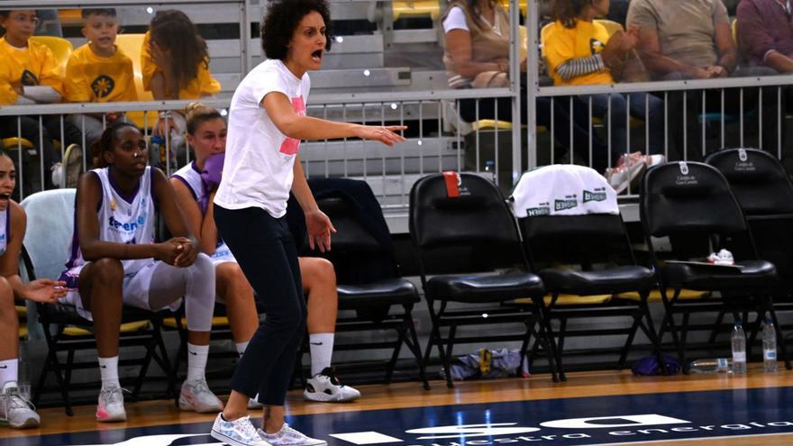 Raquel Álvarez dirige al Tenerife Clarinos en el partido del jueves en Gran Canaria. | | ANTONIO MARTEL