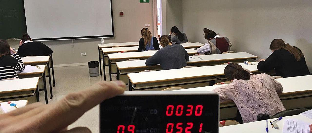 Un medidor de la calidad del aire, en primer término, durante un examen en la Facultad de Enfermería de Gijón.