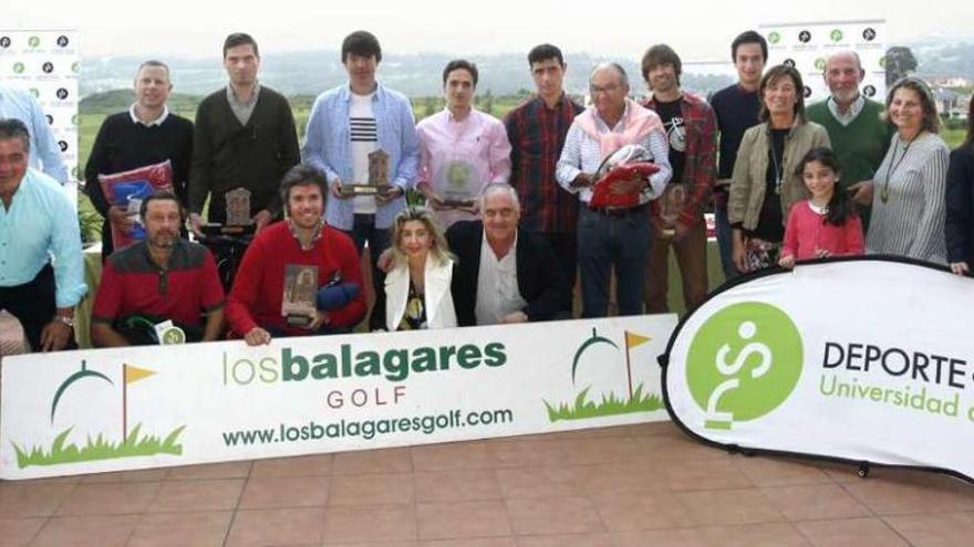 Los vencedores en el 18.º campeonato de golf de la Universidad de Oviedo, en el campo de Los Balagares.