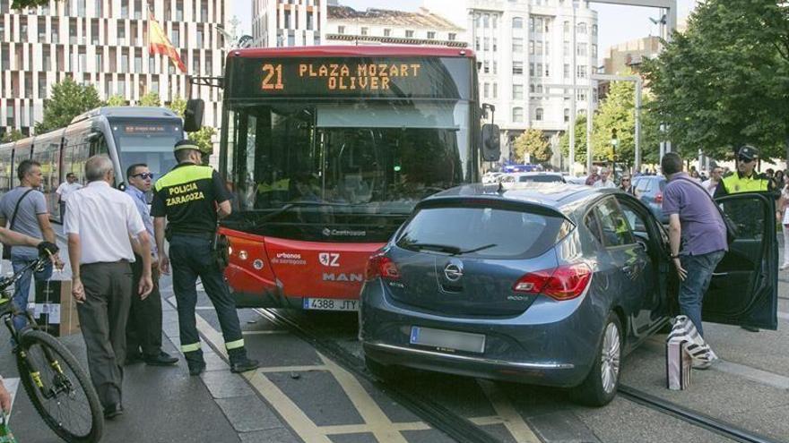 Dos heridas en un choque entre un bus y un turismo