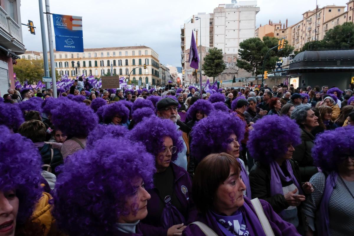 Decenas de asistentes a la manifestación del 8M con las pelucas moradas