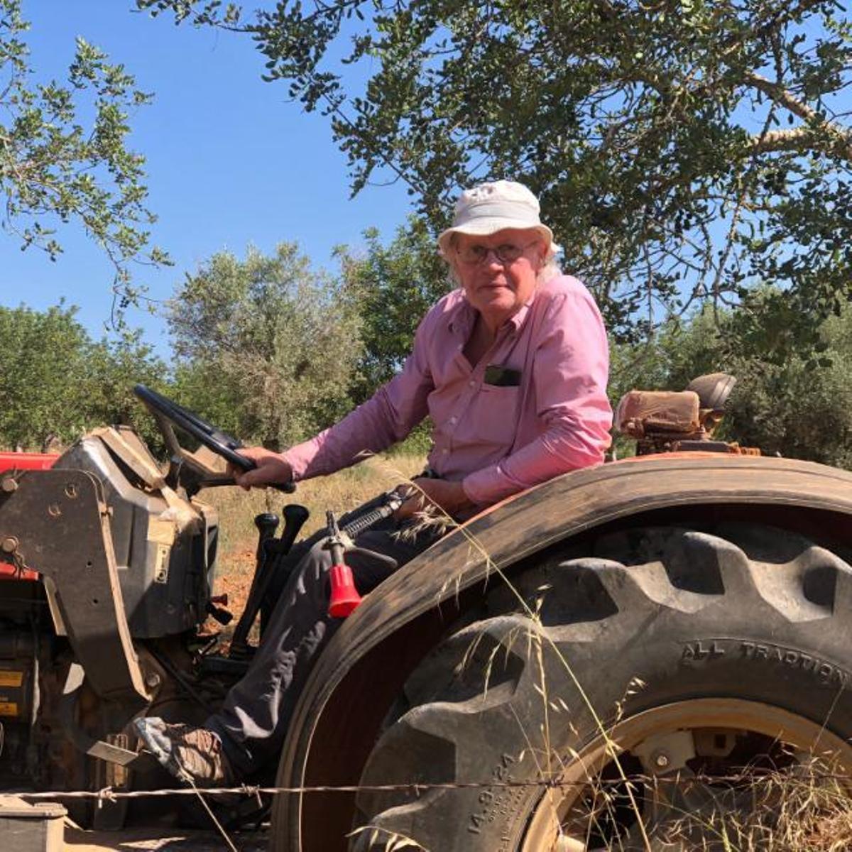 Joan Tur Roselló, en plena faena agrícola