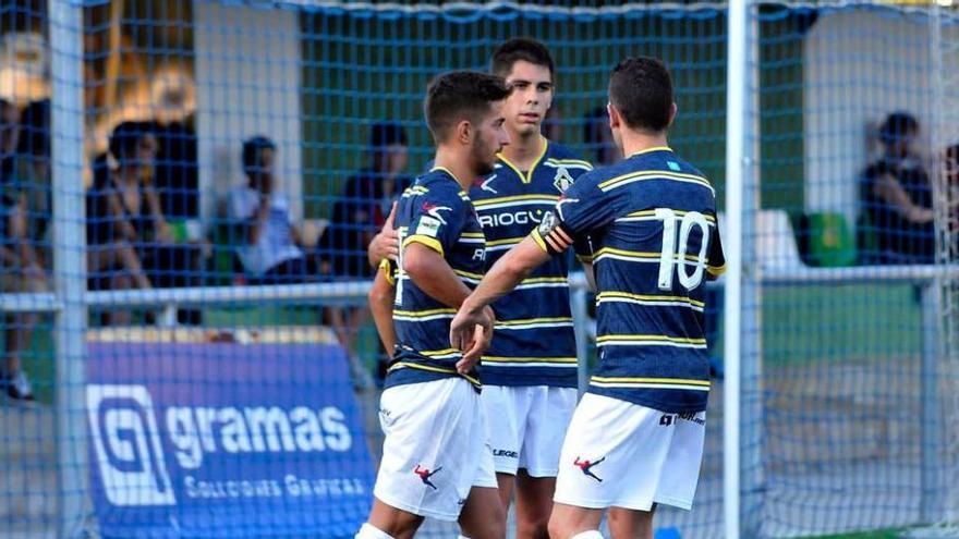 Ernesto, a la izquierda, felicita a Roni tras anotar su segundo tanto, con Javi Sánchez a la derecha.