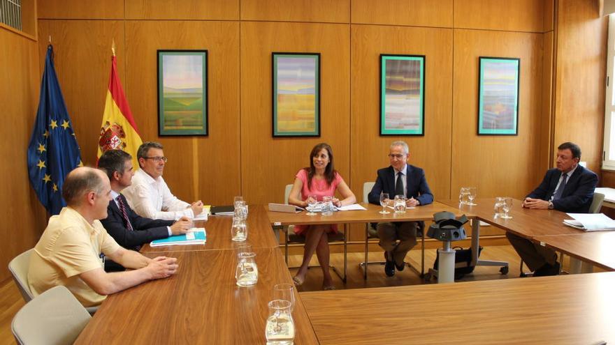 Liana Artiles y el director general del Agua, durante la reunión en el Ministerio