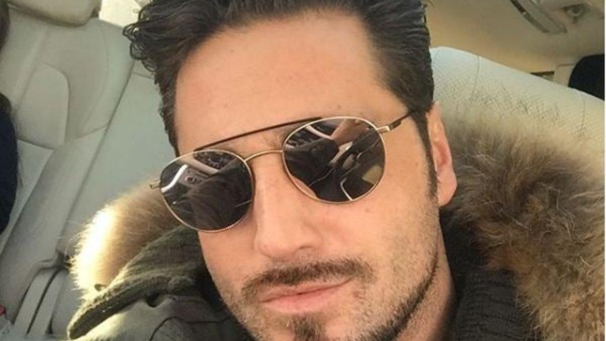 David Bustamante con gafas de espejo y barba