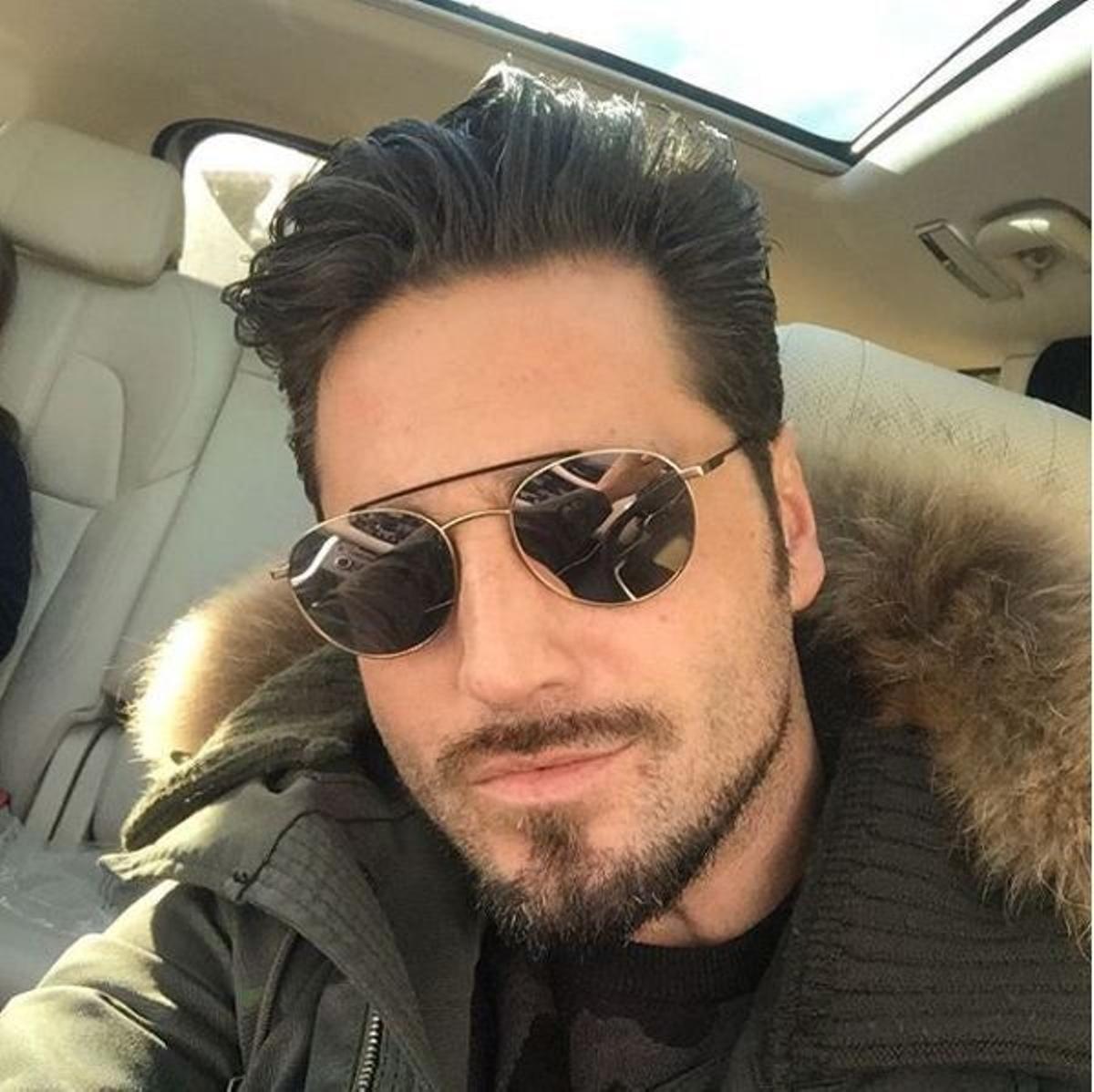 David Bustamante con gafas de espejo y barba