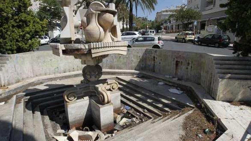 La fuente con el bodegón en la actualidad, en la calle Sierra de Grazalema.