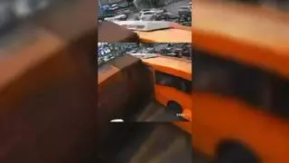 El momento del accidente entre un autobús y un tren en Bangkok, Tailandia