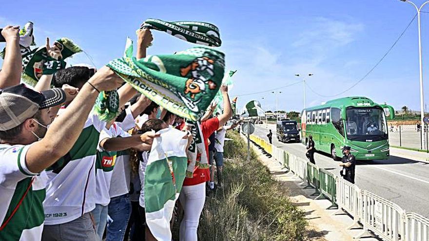 La afición recibe al autobús del equipo, ayer. | MATÍAS SEGARRA