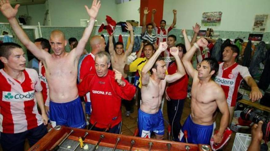 Els jugadors celebren l&#039;ascens a 2a A del 2008 al vestidor.