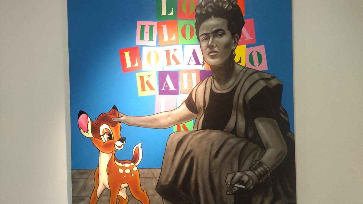 Frida acaricia a Bambi, el personaje de Walt Disney