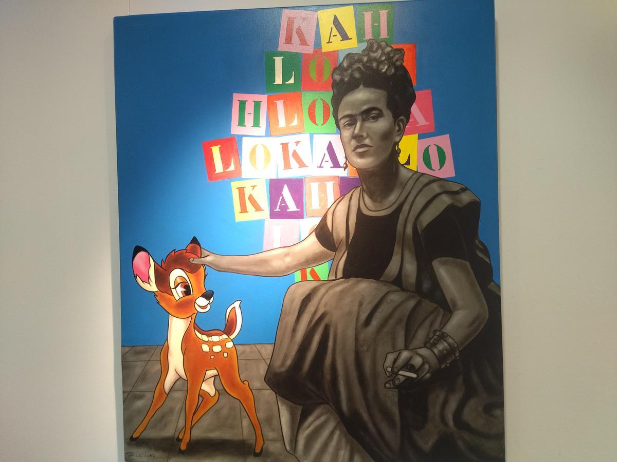 Frida acaricia a Bambi, el personaje de Walt Disney