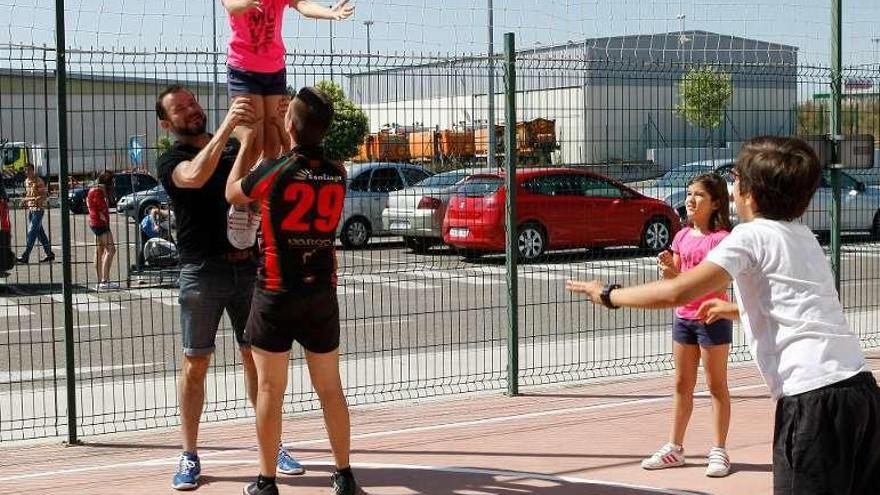 Los niños se divierten con sus primeras nociones de rugby.