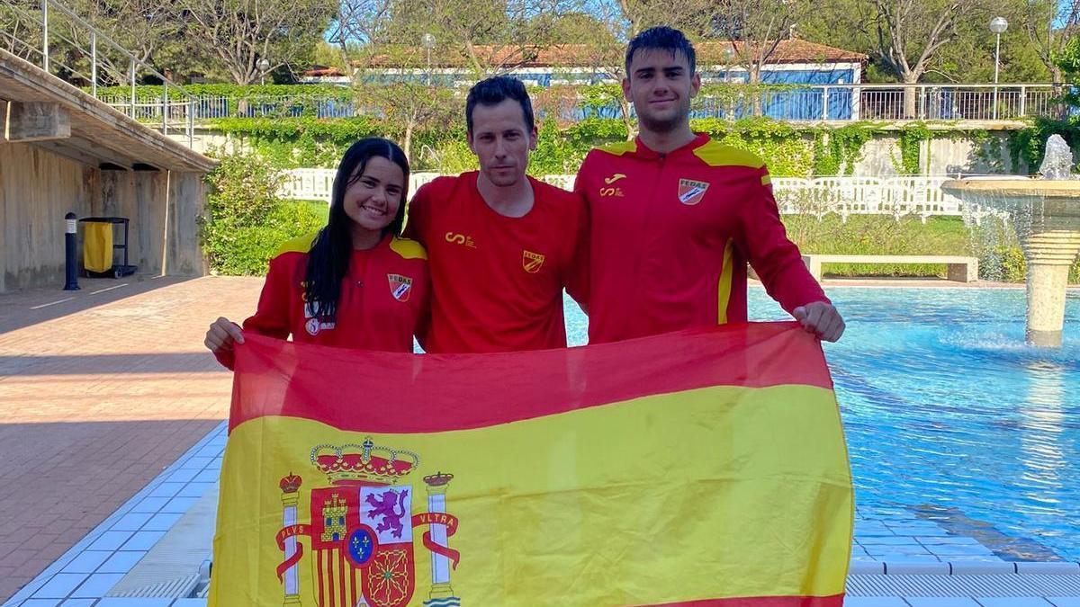 Celia Santano y Rubén López con uno de sus entrenadores, Gregorio Iniesta, en el centro de la imagen.