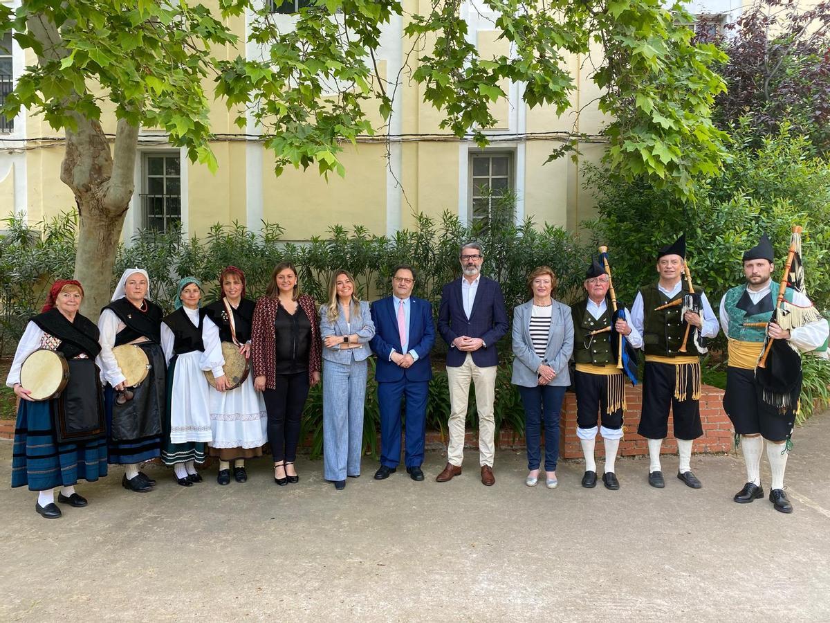 Las autoridades asistentes al acto con el grupo de baile del Centro Asturiano de Castellón
