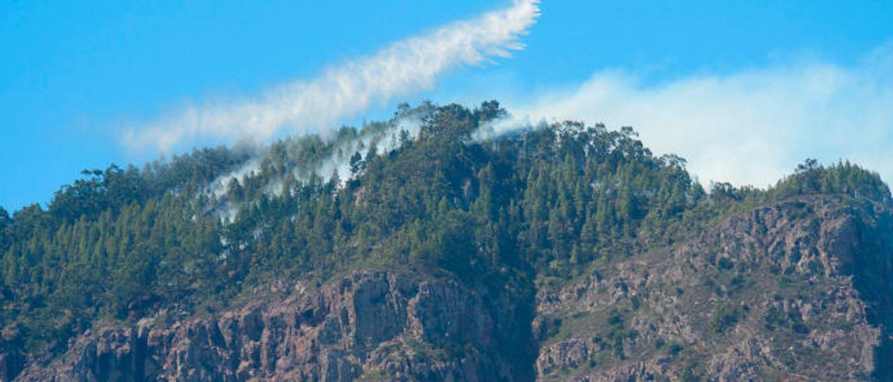 Medios aéreos en las labores del extinción del incendio.