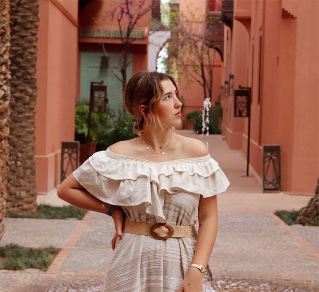 Alba Díaz Martín con vestido de rayas de Zara