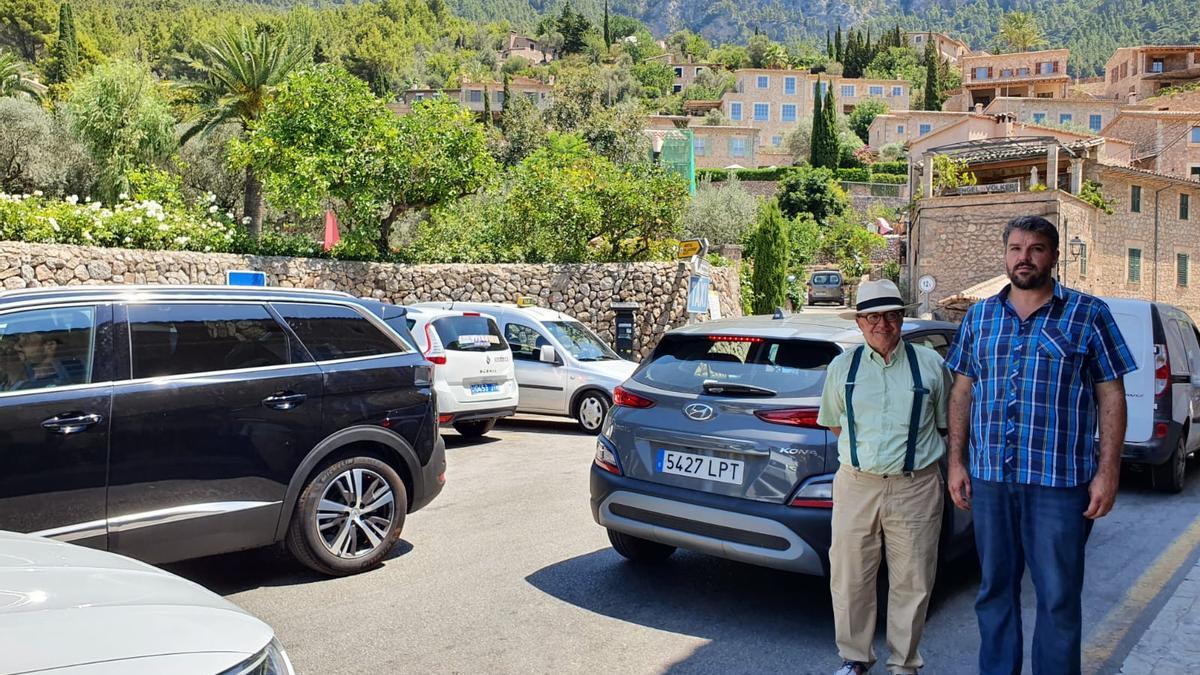 Joan Mayol y Lluís Apesteguia, hoy en Deià rodeados de vehículos.