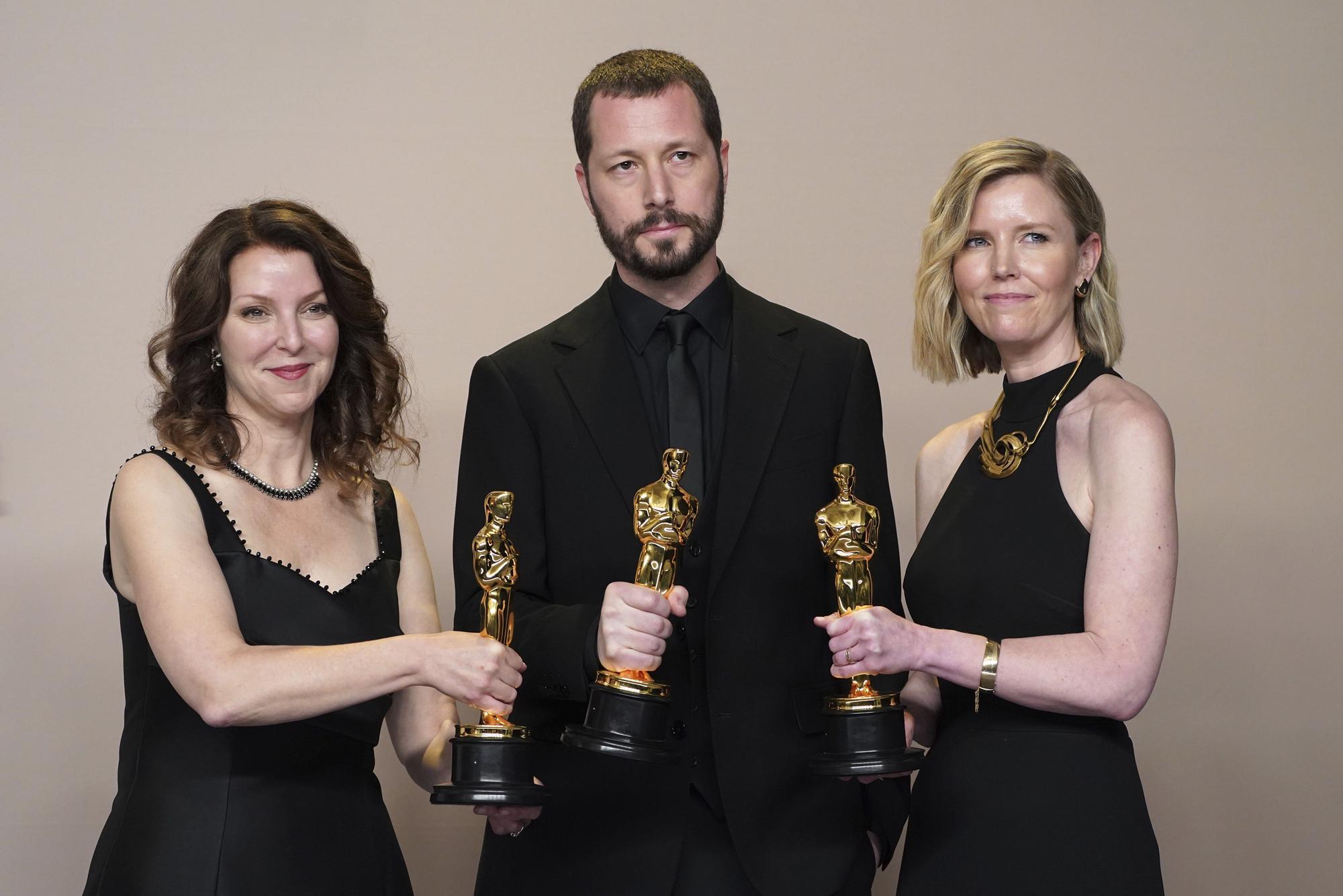 Raney Aronson-Rath, from left, Mstyslav Chernov, and Michelle Mizner pose in the press room with the award for best documentary feature film for "20 Days in Mariupol" at the Oscars on Sunday, March 10, 2024, at the Dolby Theatre in Los Angeles. (Photo by Jordan Strauss/Invision/AP) Associated Press/LaPresse Only Italy and Spain / EDITORIAL USE ONLY/ONLY ITALY AND SPAIN