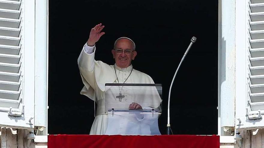 El papa Francisco oficia la misa dominical en el Vaticano, ayer. // Reuters / Alessandro Bianchi