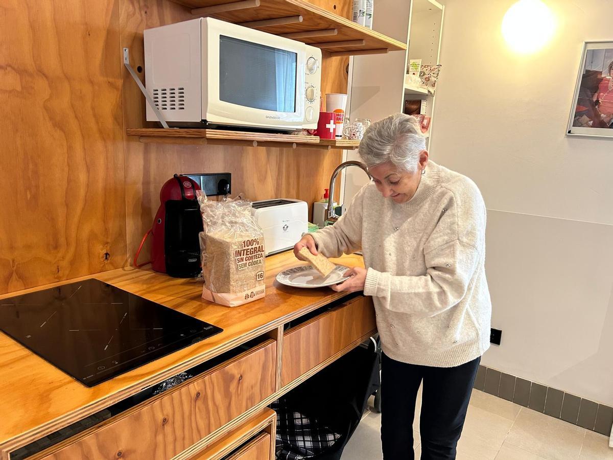 Marigabi prepara el desayuno en la cocina de su casa.
